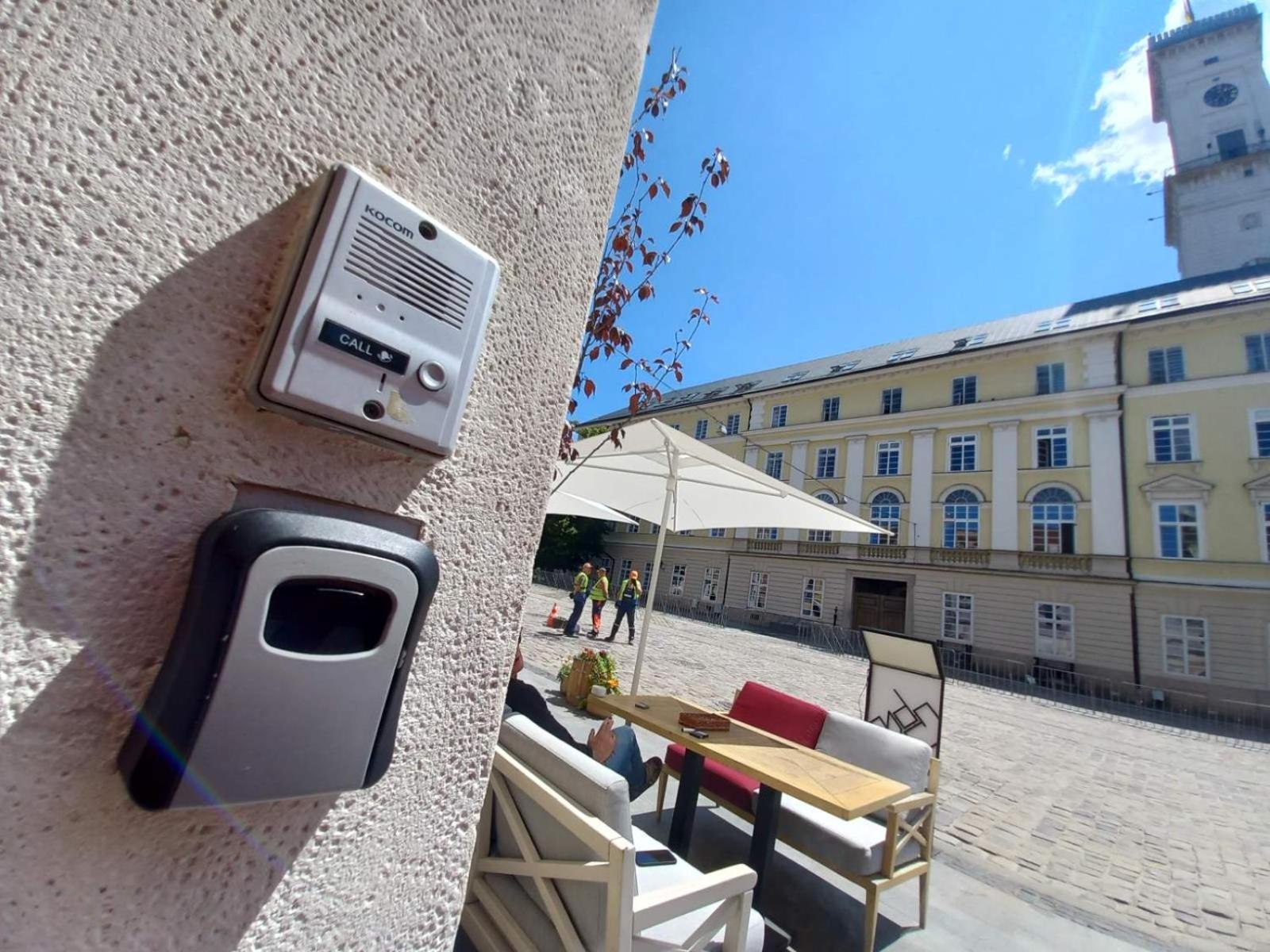 Peaceful Studio On Rynok Square Lviv Exterior photo